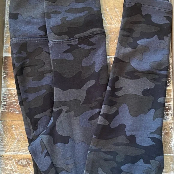 Rachel Zoe High Waisted Ponte Leggings Medium Camouflage Black & Grey New - Picture 2 of 5
